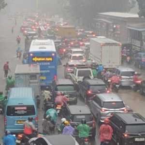 Banjir 35 Cm Rendam Cawang, Kendaraan Menumpuk di Ruas Jalan DI Panjaitan