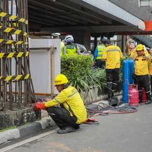 Tiang Monorel Terbengkalai di Rasuna Said Mulai Dibongkar
