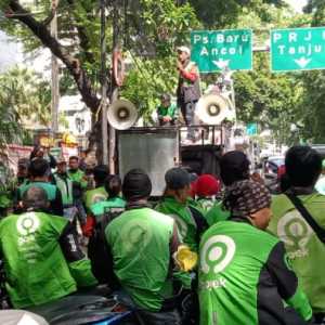 Pengemudi Gojek Geruduk  PN Jakpus Bela Nadiem Makarim