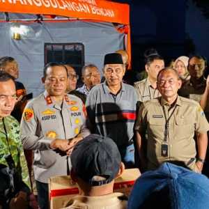 Kapolda dan Pangdam Pastikan Kebutuhan Korban Banjir di Cilincing Tertangani
