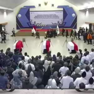 Menteri KKP, Sakti Wahyu Trenggono Pingsan di Tengah Upacara Pelepasan Korban Pesawat ATR. (Foto: Tangkapan Layar)