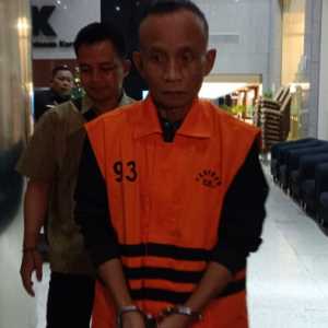 Haji Kunang Diborgol dan Bungkam Ditanya Setoran Rp300 Juta ke Kajari Bekasi