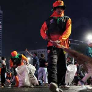 Jakarta Kembali Bersih Sebelum Subuh Usai Pesta Tahun Baru