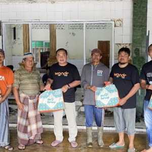 BNI Turun Langsung Bersihkan Material Banjir di Masjid Darul Aman Agam