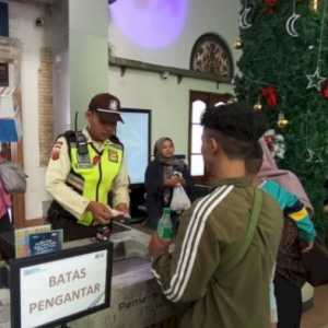 Stasiun Cirebon Dipadati Penumpang Arus Balik Nataru