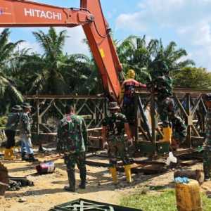 Akses transportasi warga antara Desa Besilam Bukit Lembasa, Kecamatan Wampu, dan Desa Banjaran Raya, Kecamatan Padang Tualang, Kabupaten Langkat, sudah tersambung kembali (Foto: DispenAD)