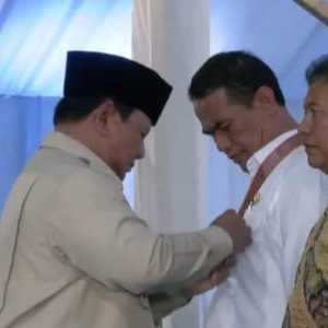 Mentan Amran Terima Bintang Jasa Utama dari Presiden Prabowo