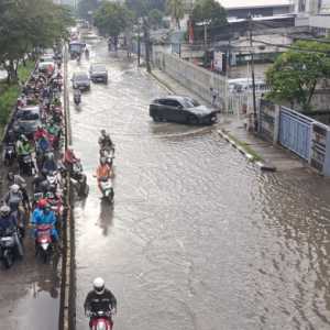 15 Ruas Jalan Masih Terendam Banjir, Cek Lokasinya