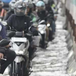 Motor Masuk Jalan Tol Imbas Akses Priok Terputus