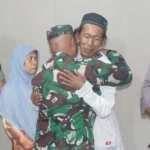 Disanksi Disiplin, Serda Heri Minta Maaf dan Peluk Pedagang Es Gabus