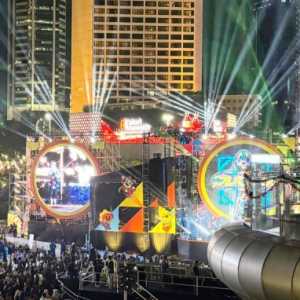 Warga Tumpah Ruah di Bundaran HI Meski Tanpa Kembang Api