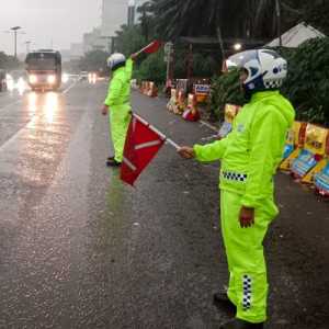 Polda Metro Turunkan Puluhan Ribu Personel Siaga Banjir