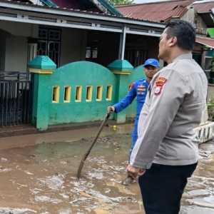 Polri Bergerak Cepat Bantu Kebutuhan Pengungsi di Malut