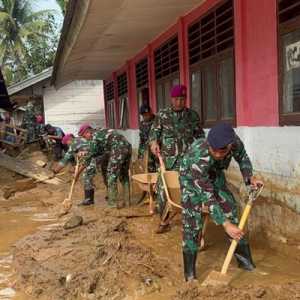Bersihkan Lumpur Pulihkan Sekolah