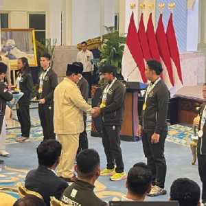 Momen Prabowo Serahkan Bonus secara Simbolik ke Delapan Atlet SEA Games
