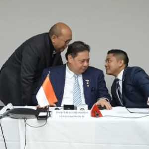 Momen Bisik-bisik Teddy ke Rosan Usai Konferensi Pers Jadi Sorotan