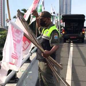 Satpol PP DKI Sterilkan 93 Flyover dari Atribut Parpol dan Ormas