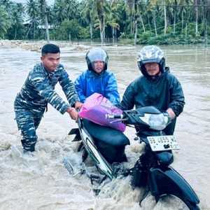 Dorong Motor di Tengah Banjir