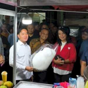 Gibran Borong Jajanan di Pasar Imlek Semawis