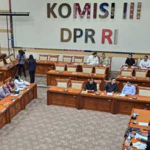 Didampingi Hotman Paris, Keluarga ABK Fandi Ramadhan dan Radit Lombok Mengadu ke Komisi III DPR