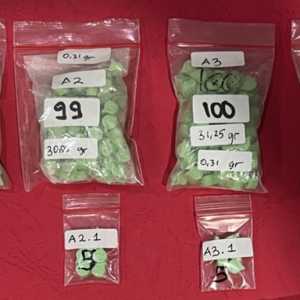 Polda Metro Tangkap Dua Pria Pembawa Ratusan Pil Ekstasi dari Lampung