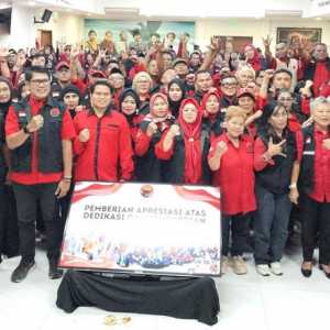 PDIP Beri Penghargaan Relawan Kesehatan yang Menjalankan Misi di Bencana Sumatera