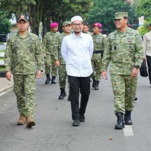 Ustaz Adi Hidayat Sambangi Markas Marinir