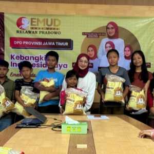 Emak Muda Berbagi Paket Beras untuk Masyarakat Surabaya