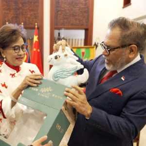 Presenter CGTN Beri Kejutan untuk Dubes Djauhari di KBRI Beijing