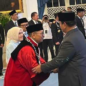 Adies Kadir Ucap Sumpah Jabatan Hakim MK di Hadapan Presiden Prabowo