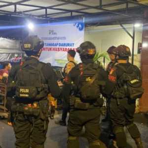 Brimob Polda Metro Jaya Amankan Pelaku Penusukan di Duren Sawit