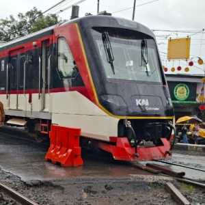 Truk Tabrak KRL, 12 Perjalanan Commuter Line Dibatalkan