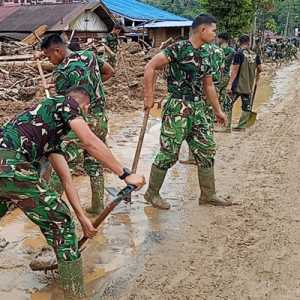 TNI Gercep Pulihkan Akses Jalan Pasca-Banjir Bandang Susulan di Sumut