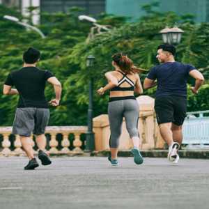 Fakta Kesehatan dan Tips Aman Berolahraga Saat Puasa