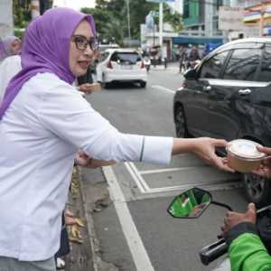Ketum Perempuan Bangsa Turun Langsung Berbagi Takjil untuk Pejuang Nafkah