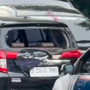 Mobil Calya Hitam Diamuk Massa Gegara Ugal-ugalan