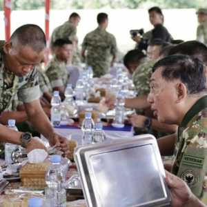 Bakar Semangat Yonif TP 888, Menhan Makan Semeja dengan Prajurit di Rembang