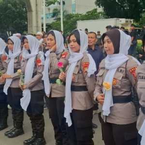 Polwan Berkalung Serban Putih Kawal Demo Mahasiswa