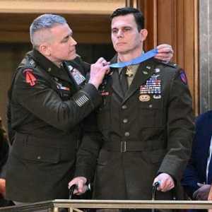 Pilot AS yang Terluka dalam Operasi Penangkapan Maduro Terima Medali Penghargaan Kongres