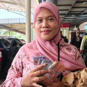 Rahma (30) usai menukar uang di kas keliling Bank Indonesia di Stasiun Pasar Senen, Jakarta, Selasa, 17 Maret 2026. (RMOL/Sarah Alifia Suryadi)
