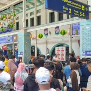 Pemudik Membeludak di Stasiun Pasar Senen