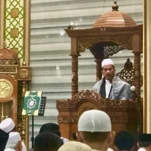 Ustaz Usman Badrun, M.Ag  saat kutbah di Masjid Masjid Jami Al-Hidayah, Wadasari 3, Pondok Betung, Bintaro (Foto: Babbe )