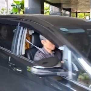 Bupati Rejang Lebong M. Fikri Thobari Tiba di Gedung Merah Putih KPK Usai Terjaring OTT