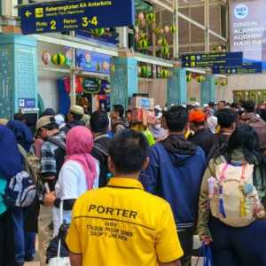 Arus Balik Lebaran 2026 Dorong Rekor Baru Penumpang Kereta Api