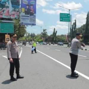 Polisi Kendalikan Kepadatan Kendaraan di Exit Tol Prambanan