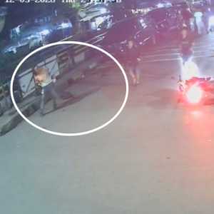 Wakil Koordinator Komisi untuk Orang Hilang dan Korban Tindak Kekerasan (KontraS) Andrie Yunus usai disiram air keras oleh orang tak dikenal, Kamis malam, 12 Maret 2026. (Foto: CCTV)