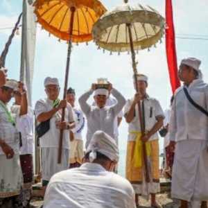 Toleransi di Surabaya, Ribuan Umat Hindu Gelar Upacara Melasti