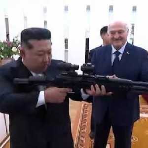 Lukashenko Hadiahkan Senapan Otomatis untuk Kim Jong Un