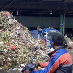Pasar Jaya Minta Maaf soal Gunungan Sampah di Pasar Induk Kramat Jati