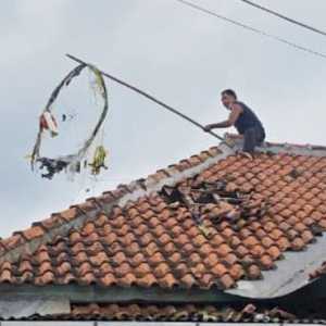 Balon Udara Bawa Petasan Meledak, Atap Rumah Jebol